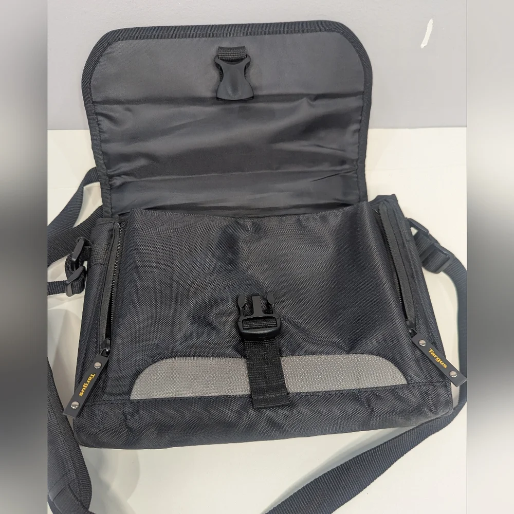 Targus Padded Black and Grey Laptop Messenger Shoulder Bag With Strap